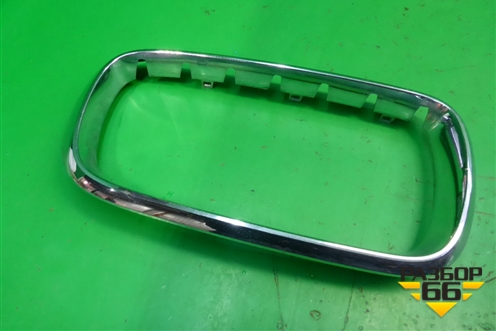 Накладка на решетку радиатора (правая) (51117309775) для BMW X5 F15 с 2013г (Х5 Ф15)