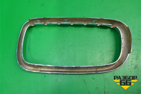 Накладка на решетку радиатора (правая) (51117309775) для BMW X5 F15 с 2013г (Х5 Ф15)