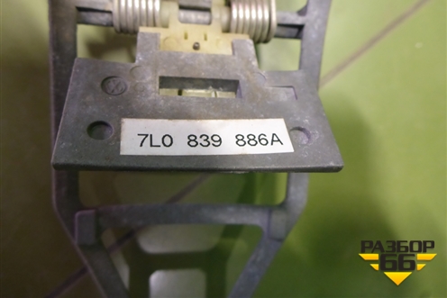 Кронштейн ручки наружной (задней правой) (7L0839886A) для Volkswagen Touareg c 2002-2010г (Туарег)