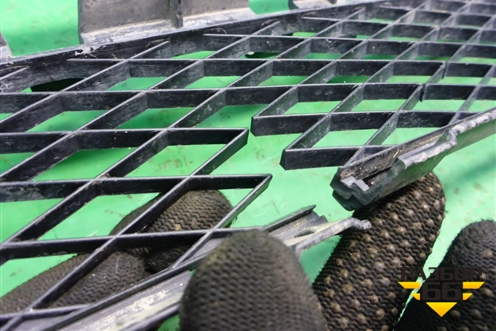 Решетка в передний бампер центральная (до 2006г) (7L6853678A) для Volkswagen Touareg c 2002-2010г (Туарег)