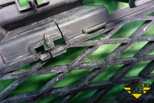 Решетка в передний бампер центральная (до 2006г) (7L6853678A) для Volkswagen Touareg c 2002-2010г (Туарег)