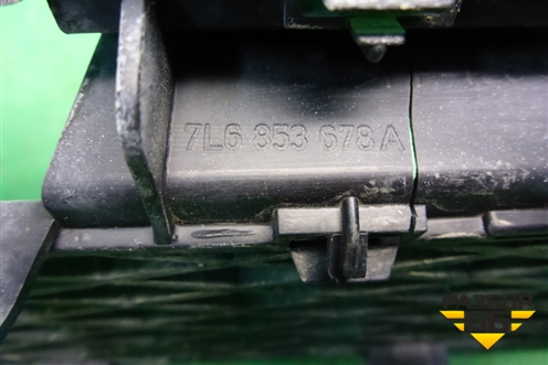 Решетка в передний бампер центральная (до 2006г) (7L6853678A) для Volkswagen Touareg c 2002-2010г (Туарег)