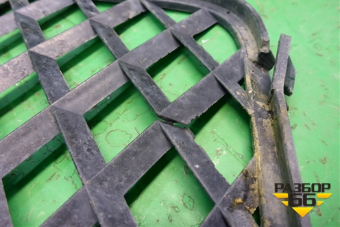 Решетка в передний бампер правая (до 2006г) (7L6853677) для Volkswagen Touareg c 2002-2010г (Туарег)