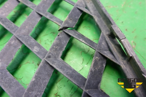 Решетка в передний бампер правая (до 2006г) (7L6853677) для Volkswagen Touareg c 2002-2010г (Туарег)