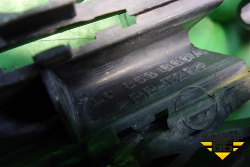 Решетка в передний бампер левая (до 2006г) (7L6853666A) для Volkswagen Touareg c 2002-2010г (Туарег)