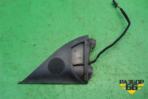 Накладка двери передней левой уголок (7L6837993) для Volkswagen Touareg c 2002-2010г (Туарег)