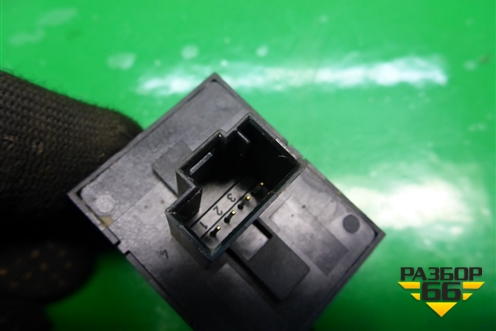 Кнопка открывания лючка бензобака и багажника для Volkswagen Touareg c 2002-2010г (Туарег)