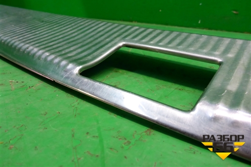 Обшивка багажника на заднюю панель (7L6863459B) для Volkswagen Touareg c 2002-2010г (Туарег)