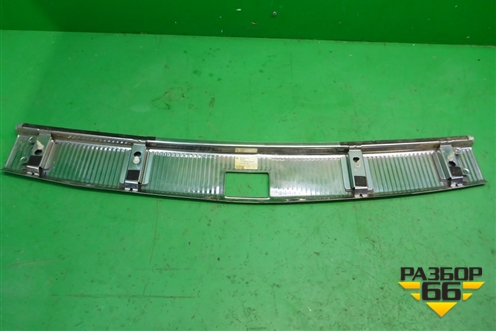 Обшивка багажника на заднюю панель (7L6863459B) для Volkswagen Touareg c 2002-2010г (Туарег)