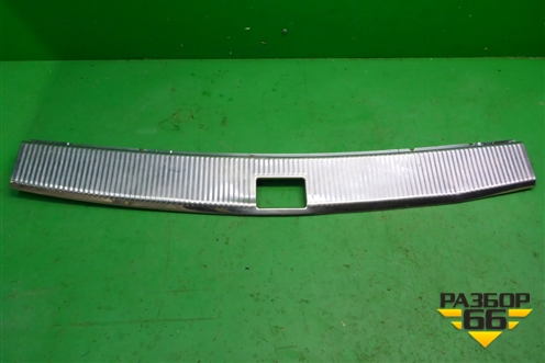 Обшивка багажника на заднюю панель (7L6863459B) для Volkswagen Touareg c 2002-2010г (Туарег)