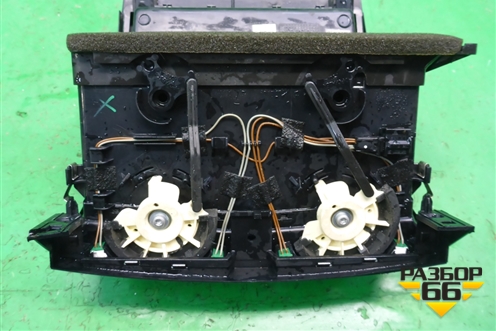 Дефлектор воздушный центральный (7L6857923) для Volkswagen Touareg c 2002-2010г (Туарег)