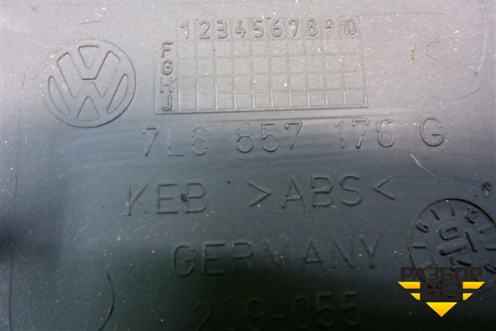 Накладка на торпедо (боковая правая) (7L6857176G) для Volkswagen Touareg c 2002-2010г (Туарег)