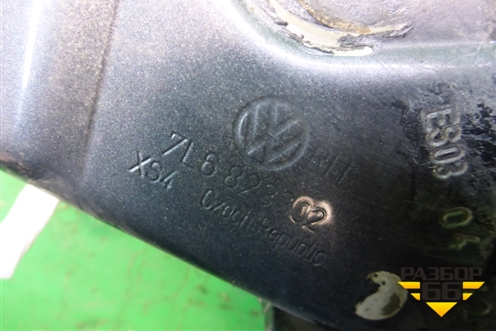 Петля капота правая (7L6823302) для Volkswagen Touareg c 2002-2010г (Туарег)