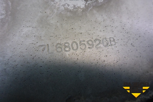 Кронштейн переднего крыла правый (7L6805920B) для Volkswagen Touareg c 2002-2010г (Туарег)