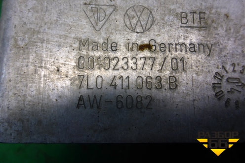 Кронштейн переднего стабилизатора (7L0411063B) для Volkswagen Touareg c 2002-2010г (Туарег)