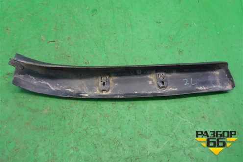 Накладка внутренняя (на петлю двери багажника левая) (7L6971341T) для Volkswagen Touareg c 2002-2010г (Туарег)