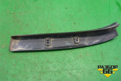 Накладка внутренняя (на петлю двери багажника правая) (7L6971341AA) для Volkswagen Touareg c 2002-2010г (Туарег)