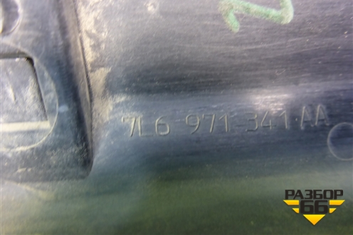 Накладка внутренняя (на петлю двери багажника правая) (7L6971341AA) для Volkswagen Touareg c 2002-2010г (Туарег)