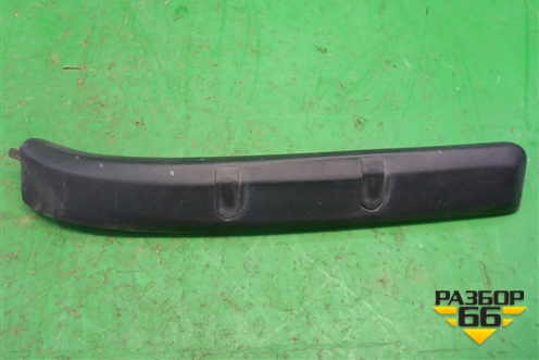 Накладка внутренняя (на петлю двери багажника правая) (7L6971341AA) для Volkswagen Touareg c 2002-2010г (Туарег)