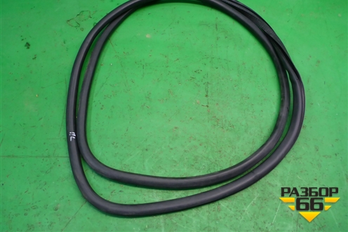 Уплотнитель двери передней левой (7L0867365A) для Volkswagen Touareg c 2002-2010г (Туарег)