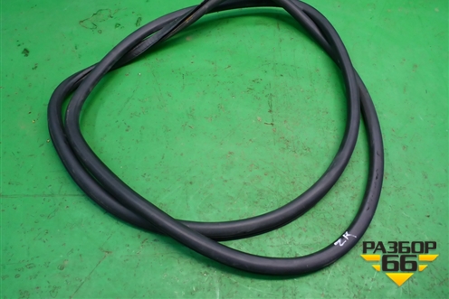 Уплотнитель двери передней левой (7L0867365A) для Volkswagen Touareg c 2002-2010г (Туарег)