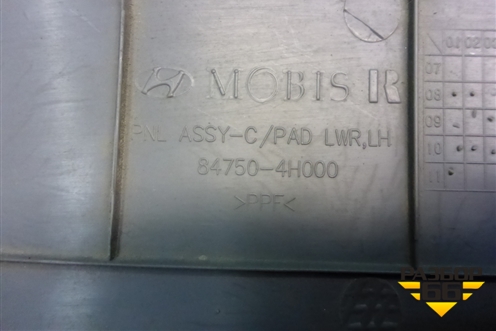 Накладка на торпедо (под рулем) (847504H000) для Hyundai Grand Starex с 2007-2021г (Гранд Старекс)