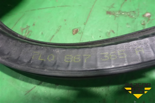 Уплотнитель двери передней левой (7L0867365A) для Volkswagen Touareg c 2002-2010г (Туарег)
