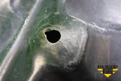 Пыльник двигателя нижний правый (5144144050) для Toyota Isis c 2004-2018г (Исис)