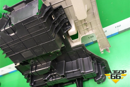 Ящик инструментальный (5863544010) для Toyota Isis c 2004-2018г (Исис)