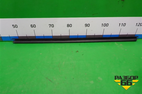 Уплотнитель стекла двери передней левой (5JA837479B) для Skoda Rapid с 2013г (Рапид)