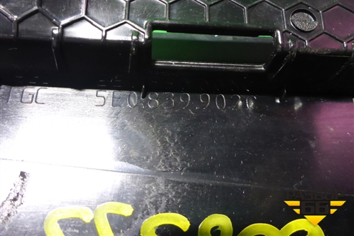 Накладка двери задней правой (на рамку) (5E0839902C) для Skoda Octavia (A7) с 2013г (Октавия)