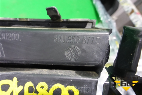 Решетка в передний бампер центральная (после 2015г) (6RU853677C) для Volkswagen Polo (седан) с 2010г (Поло)