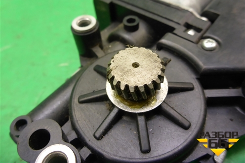 Моторчик люка (8331004050) для Mitsubishi Outlander XL с 2006-2012г (Аутлендер ХЛ)