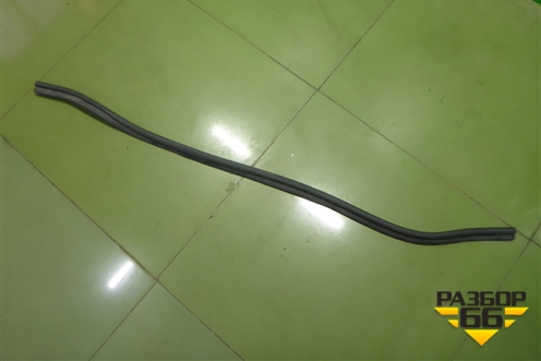 Уплотнитель капота (6V0823723A) для Skoda Rapid с 2013г (Рапид)