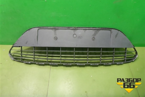 Решетка в передний бампер центральная (8M5117K968BE) для Ford Focus 2 с 2008-2011г (Фокус)