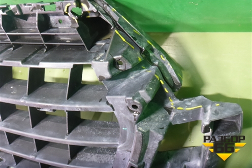 Кронштейн решетки радиатора (до 2019г) (4M0807233C) для Audi Q7 c 2015г (Ку 7)