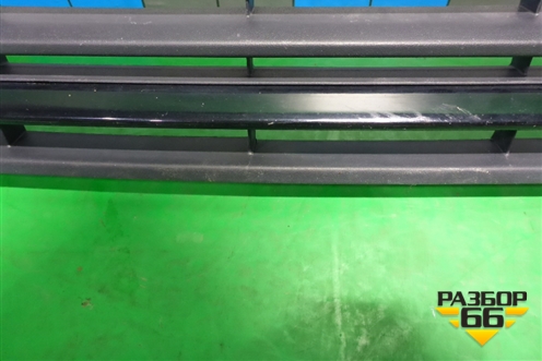 Решетка в передний бампер центральная (после 2015г) (6RU853677C) для Volkswagen Polo (седан) с 2010г (Поло)