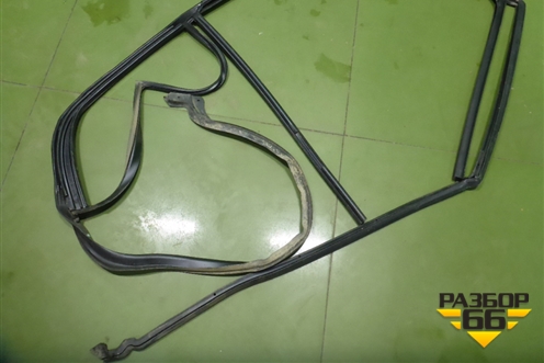 Уплотнитель стекла двери задней левой (3U5845209B) для Skoda Superb с 2001-2008г (Суперб)