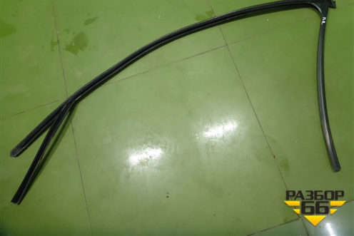 Уплотнитель стекла двери передней правой (3B0837432) для Skoda Superb с 2001-2008г (Суперб)