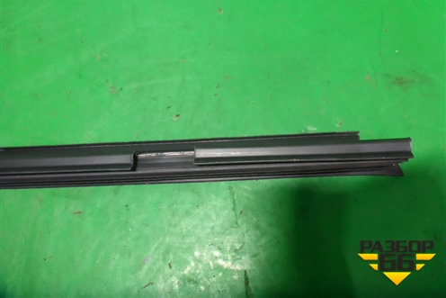 Накладка стекла заднего правого (внутренняя) (3U5839472AB41) для Skoda Superb с 2001-2008г (Суперб)