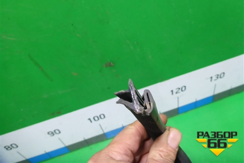 Уплотнитель стекла двери задней левой (3B0837439) для Skoda Superb с 2001-2008г (Суперб)