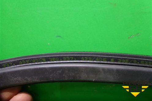 Уплотнитель стекла двери задней левой (3B0837439) для Skoda Superb с 2001-2008г (Суперб)