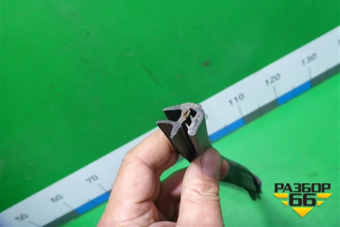 Уплотнитель стекла двери передней левой (3B0837439GB41) для Skoda Superb с 2001-2008г (Суперб)