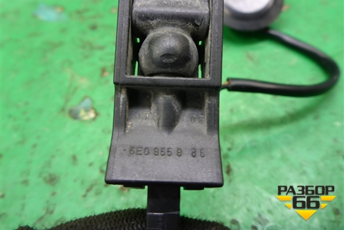 Форсунка омывателя лобового стекла (5E0955986) для Skoda Superb с 2001-2008г (Суперб)