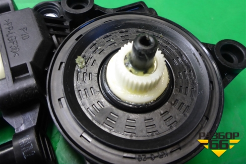 Моторчик стеклоподъёмника задний правый (82460L2000) (83460L2000) для Kia K5 с 2020г (К5)