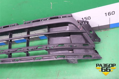 Решетка в передний бампер центральная (после 2014г) (5C6853677D) для Volkswagen Jetta с 2010-2019г (Джетта)