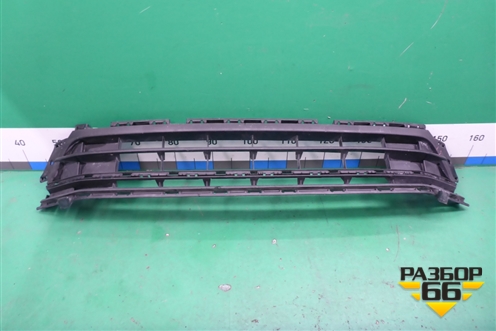 Решетка в передний бампер центральная (после 2014г) (5C6853677D) для Volkswagen Jetta с 2010-2019г (Джетта)