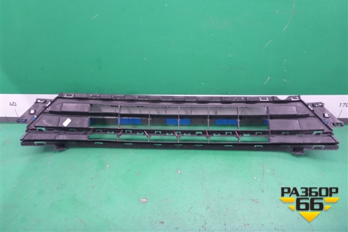 Решетка в передний бампер центральная (после 2014г) (5C6853677D) для Volkswagen Jetta с 2010-2019г (Джетта)