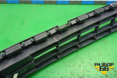 Решетка в передний бампер центральная (после 2014г) (5C6853677D) для Volkswagen Jetta с 2010-2019г (Джетта)