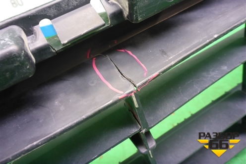 Решетка в передний бампер центральная (после 2014г) (5C6853677D) для Volkswagen Jetta с 2010-2019г (Джетта)